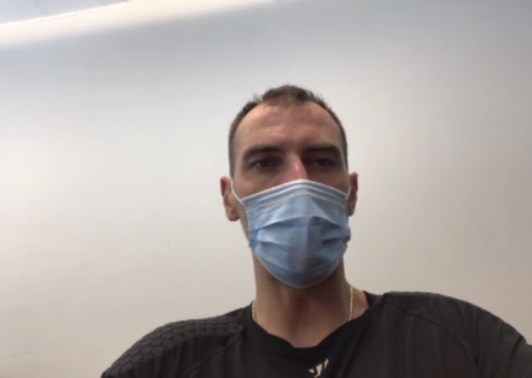 HackswithHaggs's tweet image. For all the “tough guys” out there, if Zdeno Chara is wearing a mask then you can wear a mask #settinganexample #leader