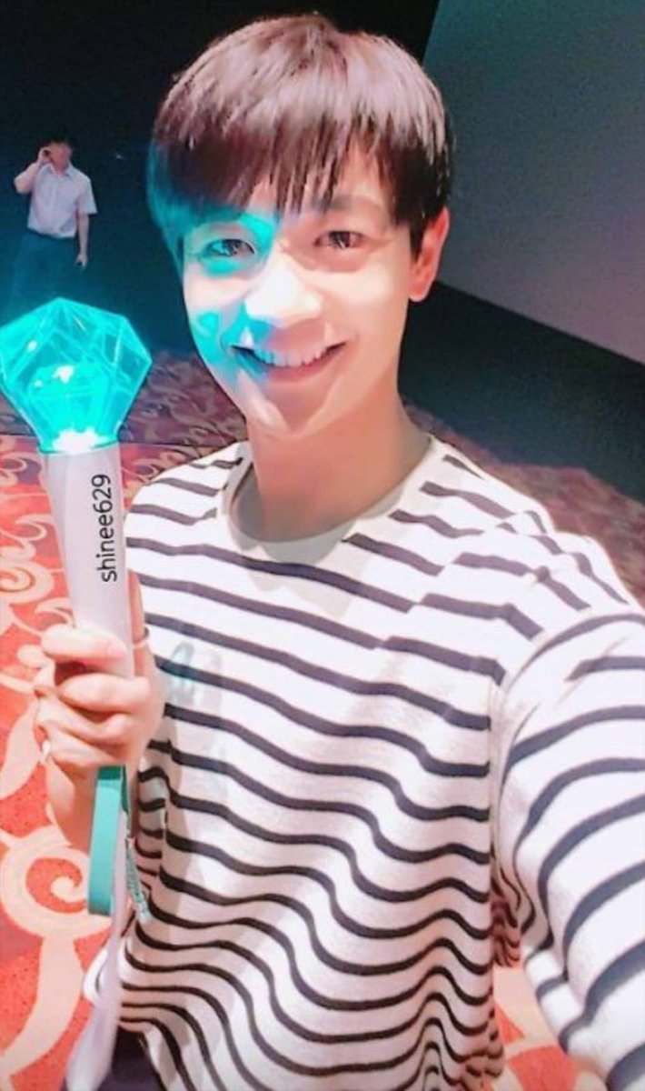 Shawol_Team's tweet photo. Minho being Shawol's fan 💎💙
___________________________________
Minho siendo fan de Shawol 💎💙

©📷
Min-ia💎

#shinee #key #minho #onew #taemin #jonghyung #ShawolTeam #sawol #SHINeeWorld @SHINee @shinetter @SMTOWNGLOBAL https://t.co/OyHCgdJLcb