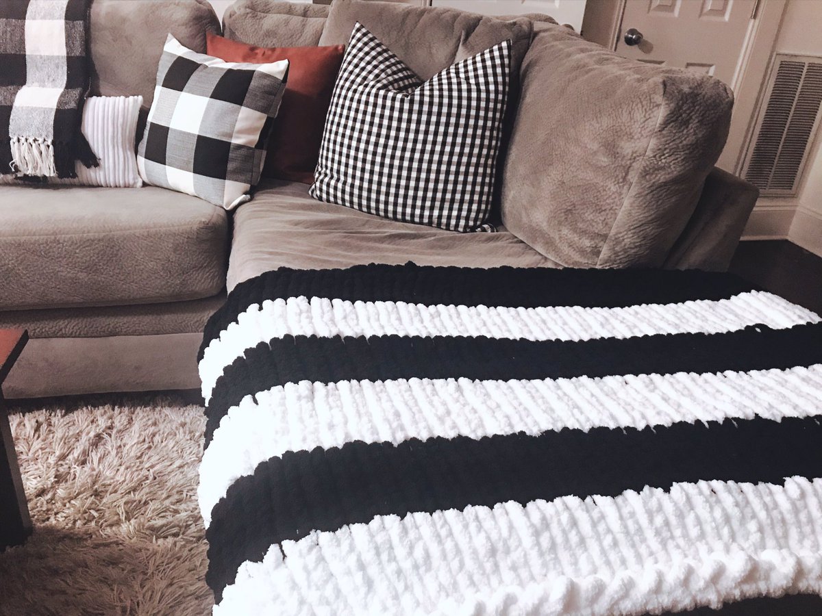 knitsandlove's tweet image. Black and White Chunky Lap Throw 🖤🤍🖤 |#flatlay #chunkyknitswithlove #chunkyknitblankets #handmadechunkyknitblankets #chunkyknitblanketsdmv #knitting #knittingaddict #knittinglove #knittinginspiration #chunkyknitting #chunkyknitblanket #art #love #joy #handmadegifts #handmade