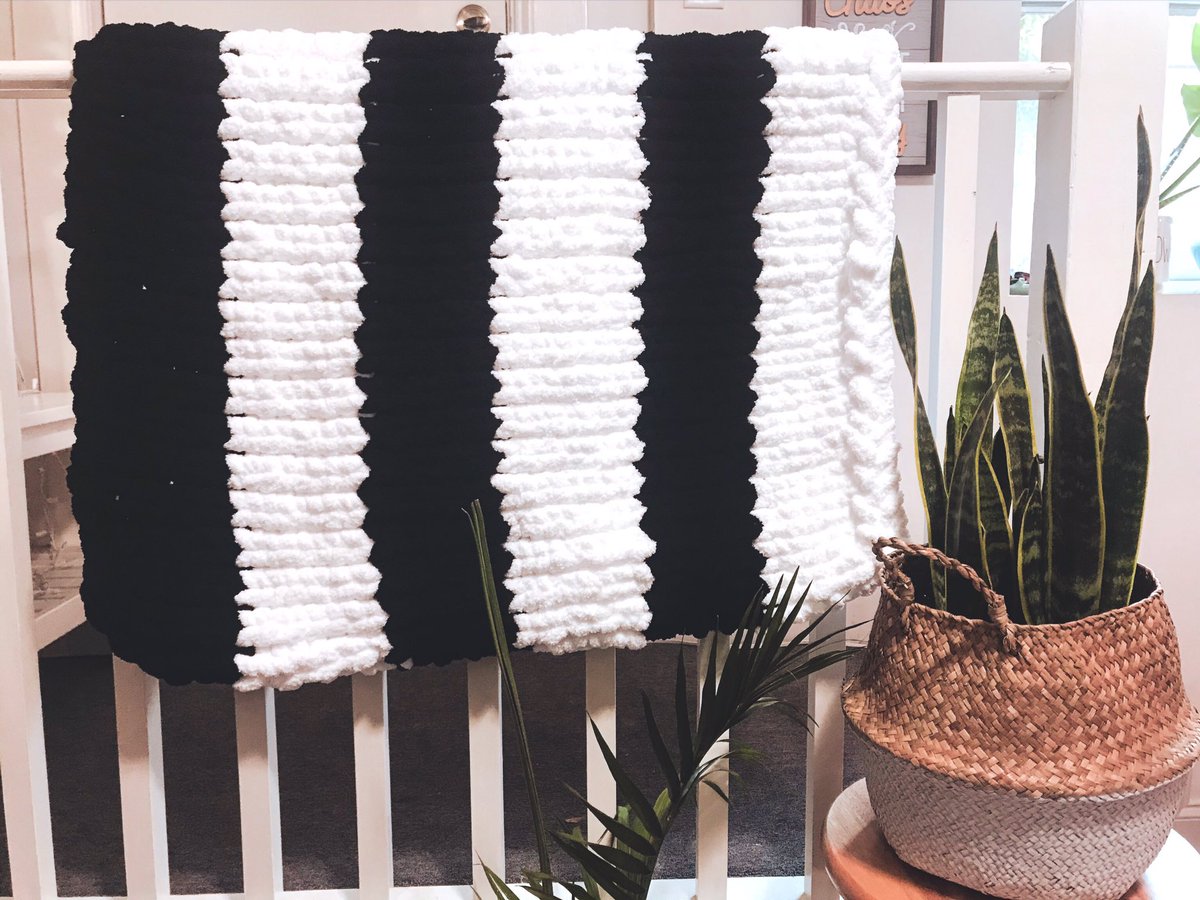 knitsandlove's tweet image. Black and White Chunky Lap Throw 🖤🤍🖤 |#flatlay #chunkyknitswithlove #chunkyknitblankets #handmadechunkyknitblankets #chunkyknitblanketsdmv #knitting #knittingaddict #knittinglove #knittinginspiration #chunkyknitting #chunkyknitblanket #art #love #joy #handmadegifts #handmade