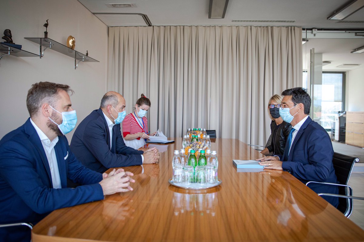 VaruhCPRS's tweet photo. #Varuh @PeterSvetina je tudi že predsedniku @vladaRS @JJansaSDS predal letno poročilo @VaruhCPRS za leto 2019. “Obravnavali smo skoraj 3000 pobud in ugotovili 305 kršitev #čp. Odgovorne v državi pozivam k hitremu in učinkovitemu odpravljanju kršitev #čp,”poudarja Svetina. https://t.co/s0KUEPjjJv