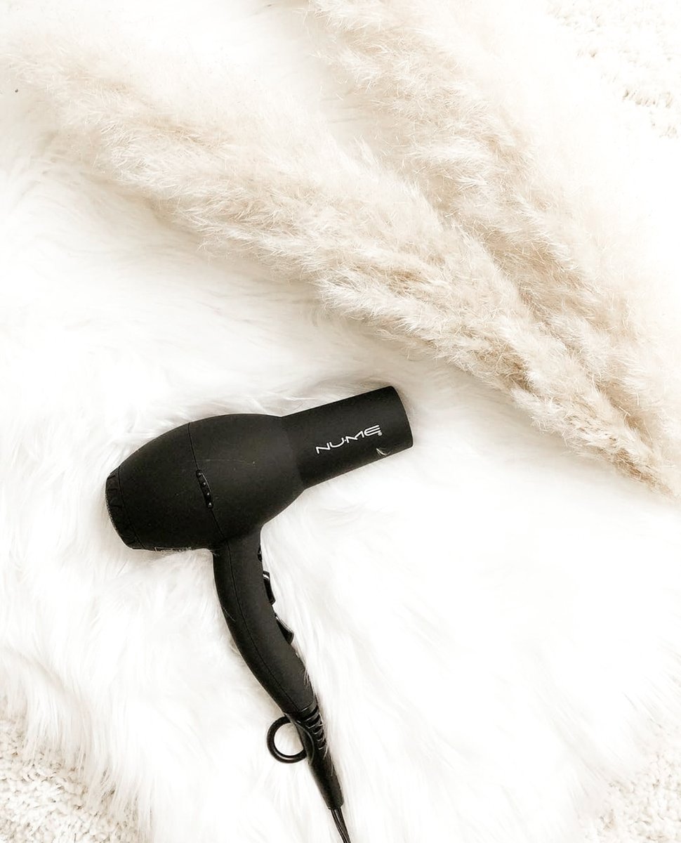 NuMeofficial's tweet photo. Hello beautiful 😍

Our Signature Hair Dryer uses far infrared heat, negative ion conditioning technology, and has a AC motor that decreases drying time by 35% 🙌 
#NuMeStyle #summersale
📷 @thejasmineella https://t.co/ukk0B4djpc