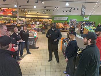 FMI_ORG's tweet photo. Gary Cottingham of @GiantFoodStores drives action through collaboration at his store. Read why he's a #FMIStoreManager Awards finalist: https://t.co/zUKehJ0ZRC #grocery #foodretail (Photo pre-pandemic). https://t.co/4J6yJEorwi