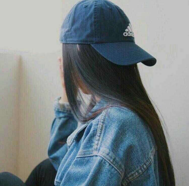 صرنا نراقب بعضنا من بعيد لَبعيد
هو يحتري جيتي ۅانا احتري جيته

هذي حياة العنيد اليا عشق لھ عنيد
كلنً جلس ينتظر حسب مزاجيته