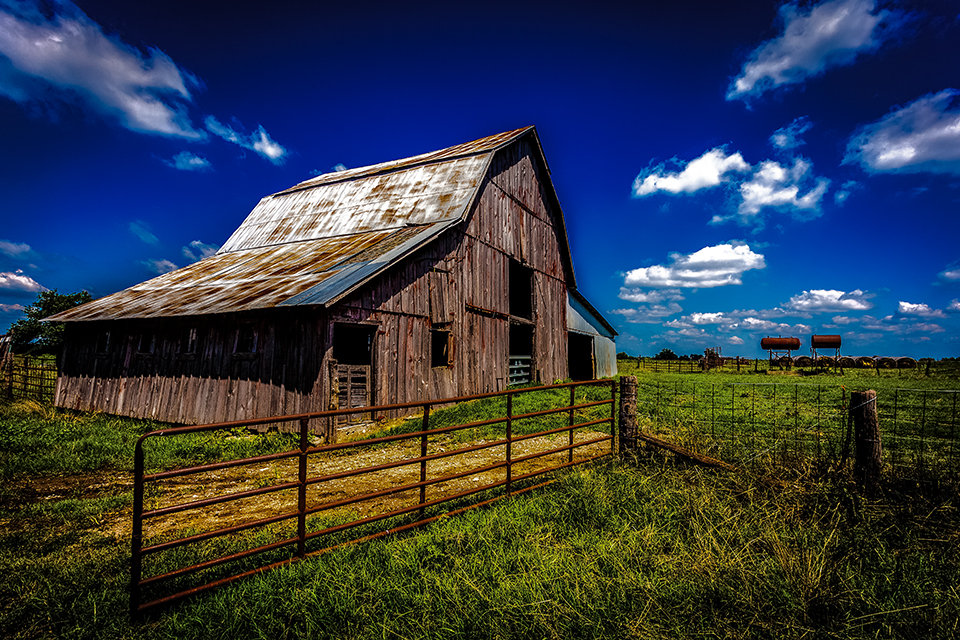 old81studios's tweet photo. Red Barn Photo, Barn Photography, Iconic Rustic Barn Print, Kansas farm deep blue sky and white clouds in vivid color, Iconic Red Barn USA https://t.co/kn1rax1hk0 #discountPhotos #militaryART #buyART #BUYmilitary #HolidaySalesART #ETSYHunter #KansasLandscape https://t.co/qkOZonG9fE