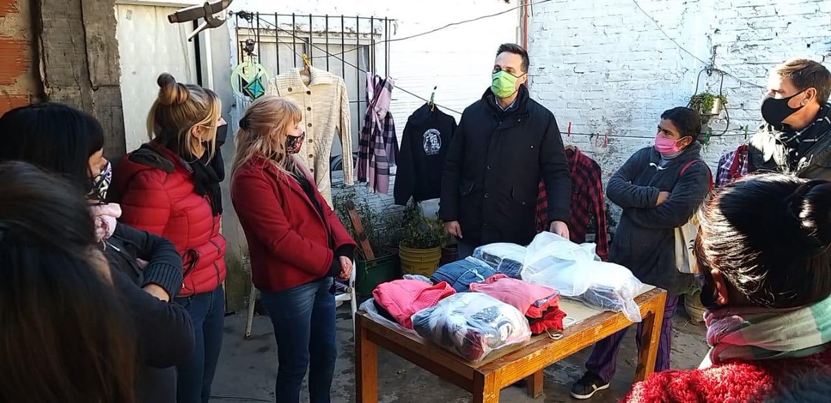 GVinuales's tweet photo. Hoy acompañé a Ayelén y Alejandra en una nueva entrega de "EntreLazadas", un programa que surgió para brindarle, principalmente a las mujeres, la oportunidad de generar ingresos a través de la venta de ropa que proviene de la donación de otras personas. https://t.co/nNrZgCDr4H