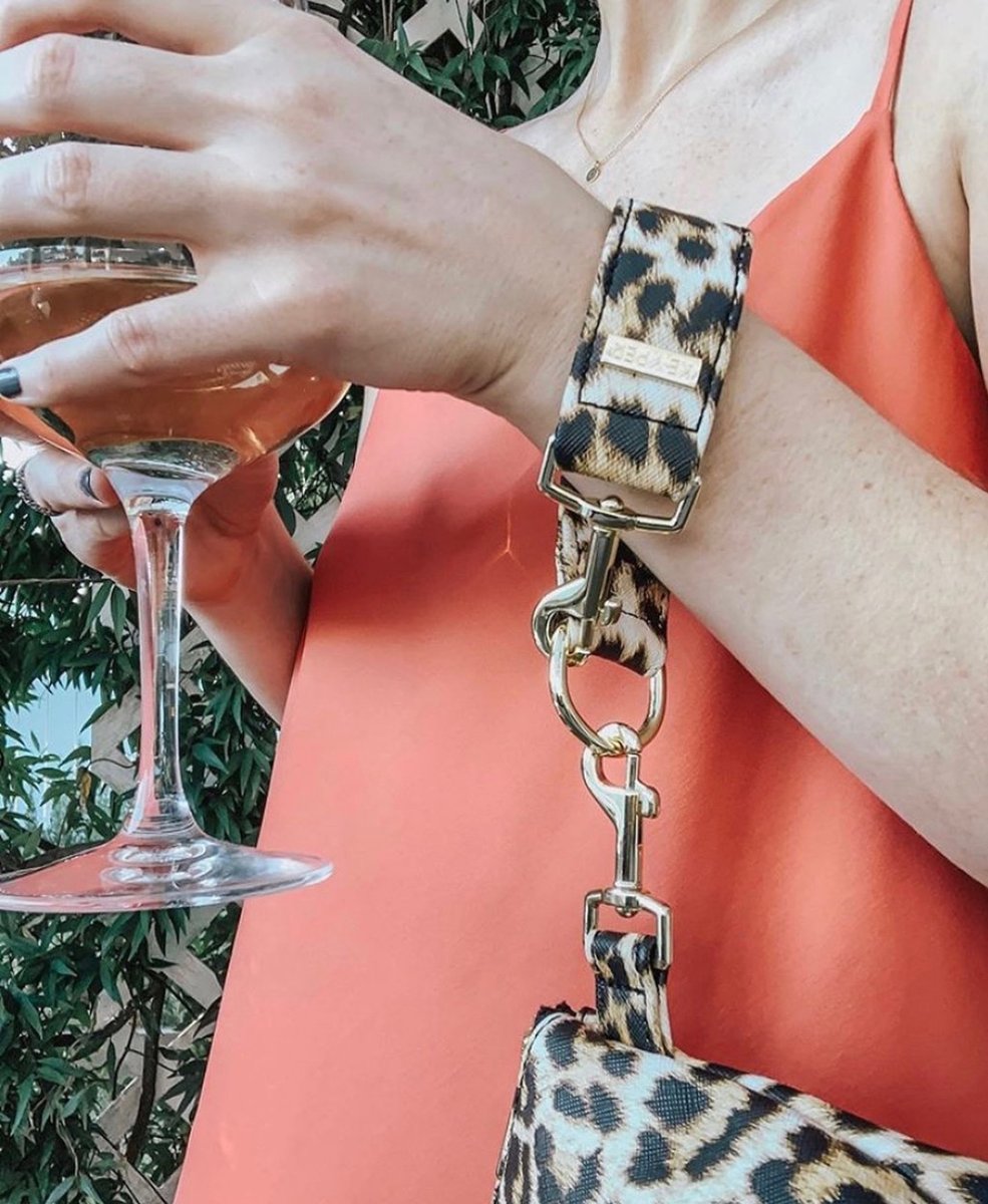 MyKeyper's tweet image. Cheers to being hands-free! Get Free Shipping Sitewide for a limited time. 
⁠
Hang it. Wear it. Love it. Guaranteed to be a KEYPER!

soo.nr/5EaW

#mykeyper #KEYPER