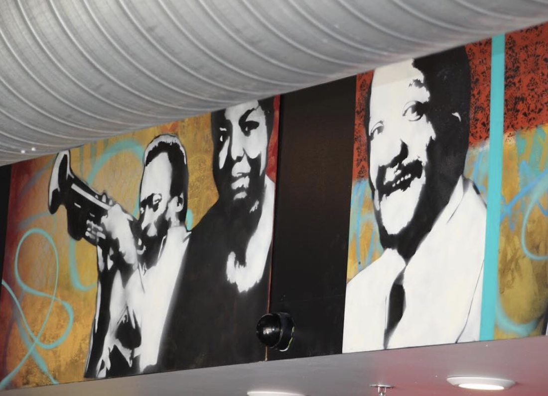 314thecitybar's tweet image. We take pride in our history 🎷 Stop in and experience our building’s unique artwork! 🎨
📸: sweetstlouisfoodtours
—
#stlouisonly #stlfoodscene #washave #garmentdistrict #explorestlouis #stlouisgram #washavestl #downtownstl #314 #stlouiseats #stlouis #stlhistory #themoreyouknow