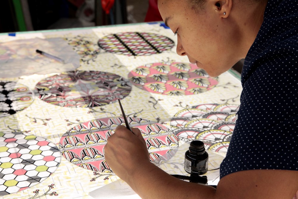 fabricworkshop's tweet photo. How do you begin to imagine a textile design for a repeat pattern? How does color create and impact feeling? How can you channel the power of print to support your community? Lessons now available through the FWM Shop! #FWMatHome https://t.co/QIOB1evpxQ https://t.co/nGkzoClxSj