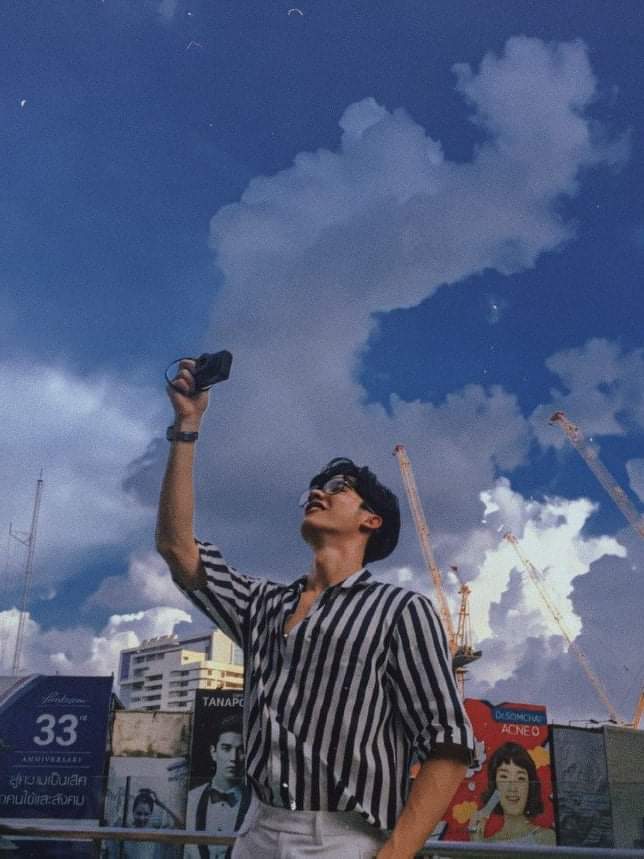 Day 80:  @Tawan_V how are you, mon soleil? Did you looked at the sky with the same admiration as you were when this photo was taken? I knew you did. I hope you had fun today. Please don't forget to always take care of yourself especially in this time. Je t'aime  #Tawan_V