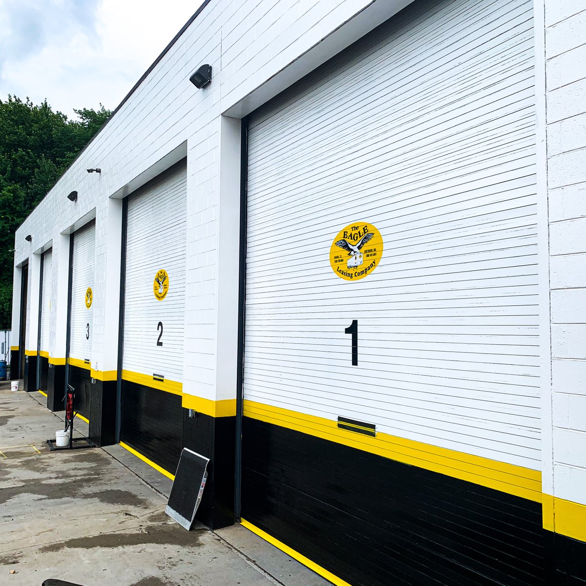 EagleLeasing's tweet photo. Our Southboro shop cleans up nice 😎 #GetEagle 🖤💛🤍 https://t.co/FsI26mONgm