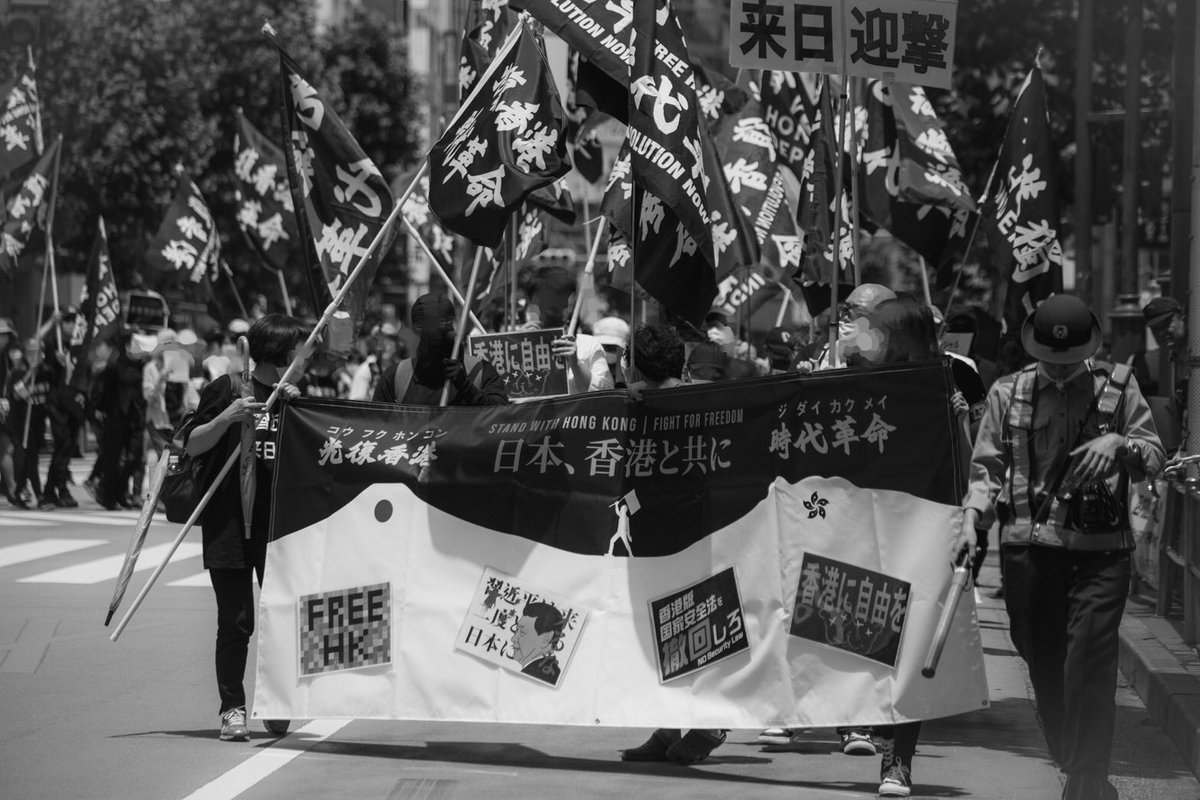 shujamtaro's tweet photo. Dearest my friends, HKers🇭🇰,

My friend, a pro-photographer, gave me these photos taken on Sunday.

Look at these pictures‼️
Many ”光復香港 時代革命” flags are powerfully fluttering in the sky‼️

May you get back the day when you can wave these flags proudly in Hong Kong🙏 https://t.co/bZgrNDBVqO
