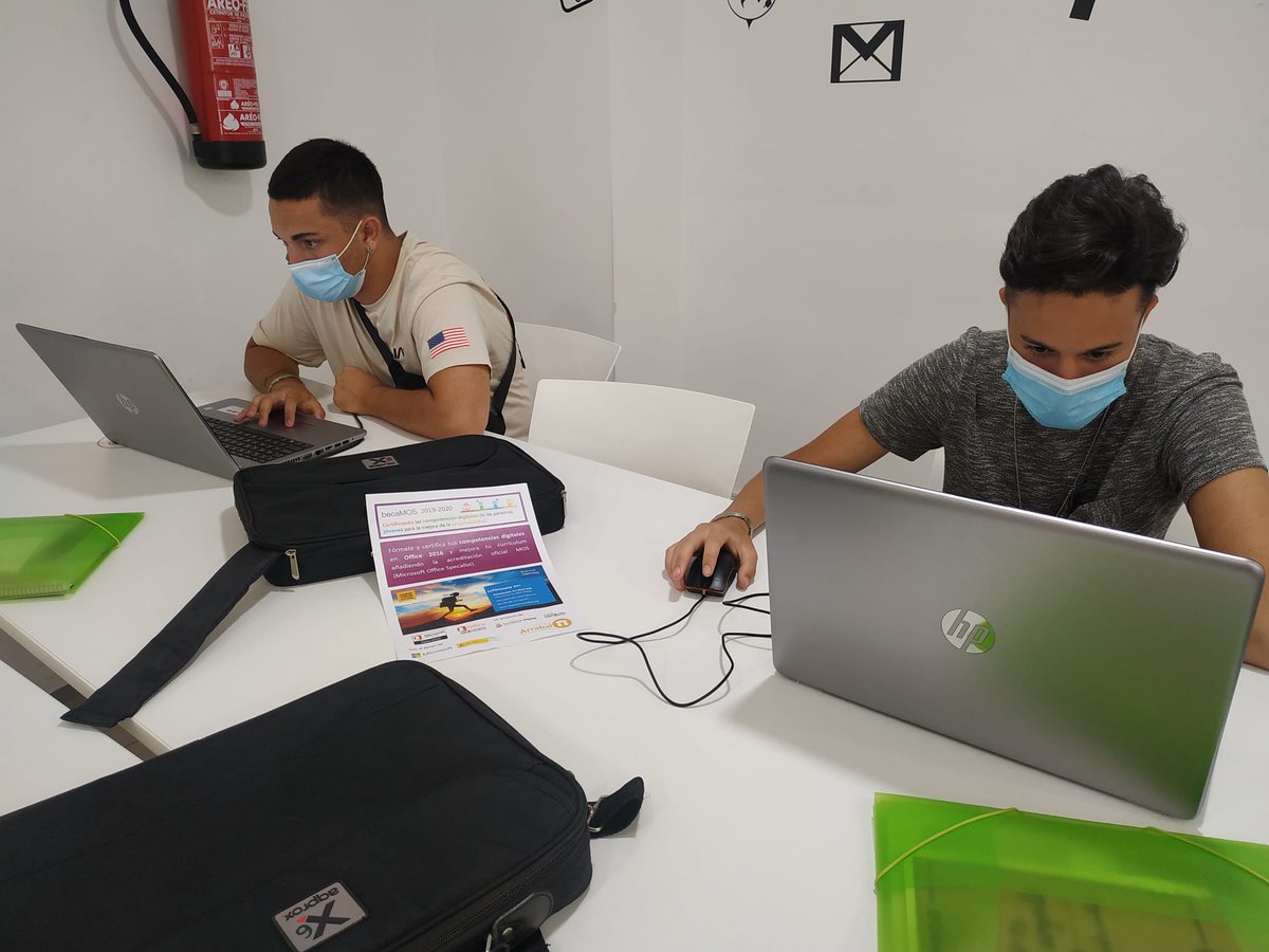 ArrabalAID's tweet photo. Fomentando el uso de las #TICs y favoreciendo la acreditación de #CompetenciasDigitales tan necesarias para buscar #empleo. Jóvenes participantes en #BecaMOS #RedConecta @MicrosoftES que impulsamos con @fundacionesplai se esfuerzan para certificar sus conocimientos en #word2016. https://t.co/O2dWw8Jld9