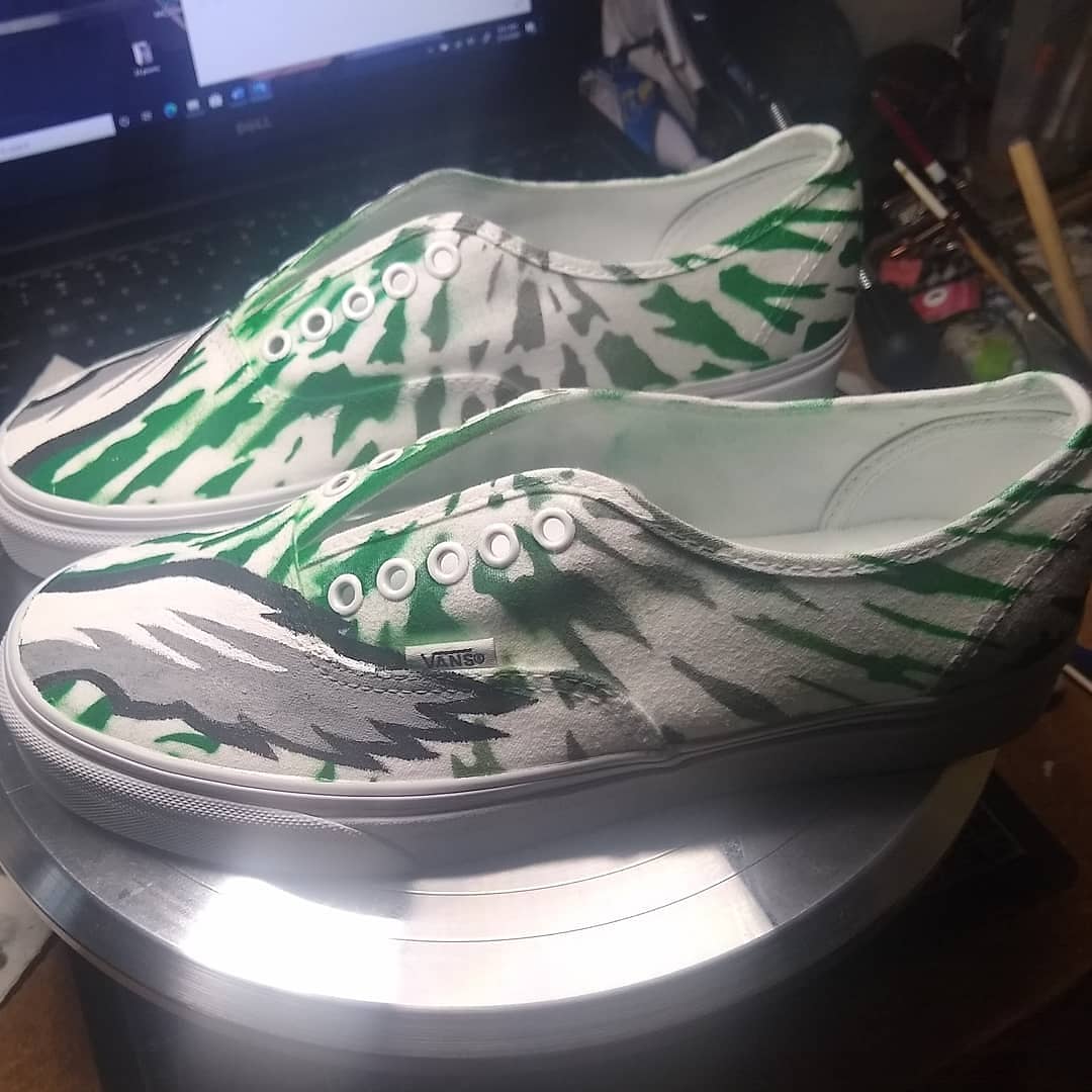 concepttwofour's tweet photo. Tie Dye Eagles Custom Vans
#philadephia #Eagles #vans #customs #Angelus https://t.co/Ou7Dw1YlGK
