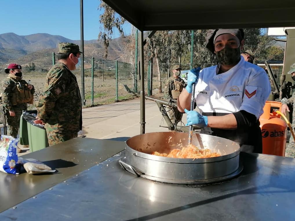 MCuracavi's tweet photo. ℹ En #Challaco ya se prepara la #PorotadaSolidaria🥘, @Ejercito_Chile y equipo @MCuracavi comenzaran a entregar esta ayuda a partir de las 13:00 hrs, si eres de Challaco, Lo Águila y alrededores te esperamos en la cancha del sector. Debes traer tu ollita o un recipiente‼️ https://t.co/nYIKbyBxxA