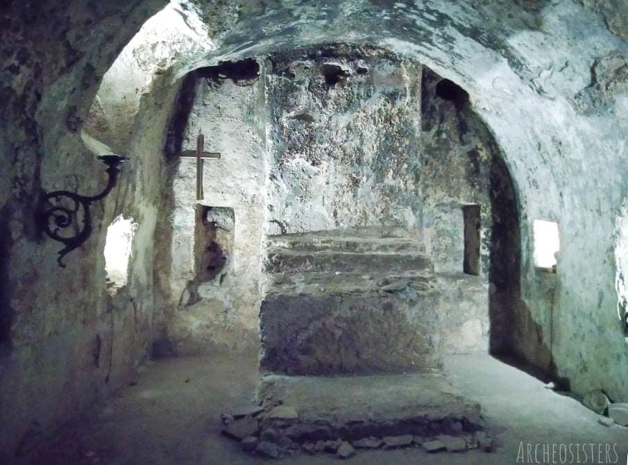 Eùplio, giovane di famiglia patrizia di IV secolo, è un martire catanese.
Fu tenuto prigioniero nella cripta che oggi prende il suo nome.
Oggi resta un pilastro in stile corinzio e un affresco d'altare ormai illegibile, che rappresentava il santo catanese con il vescovo Serapione