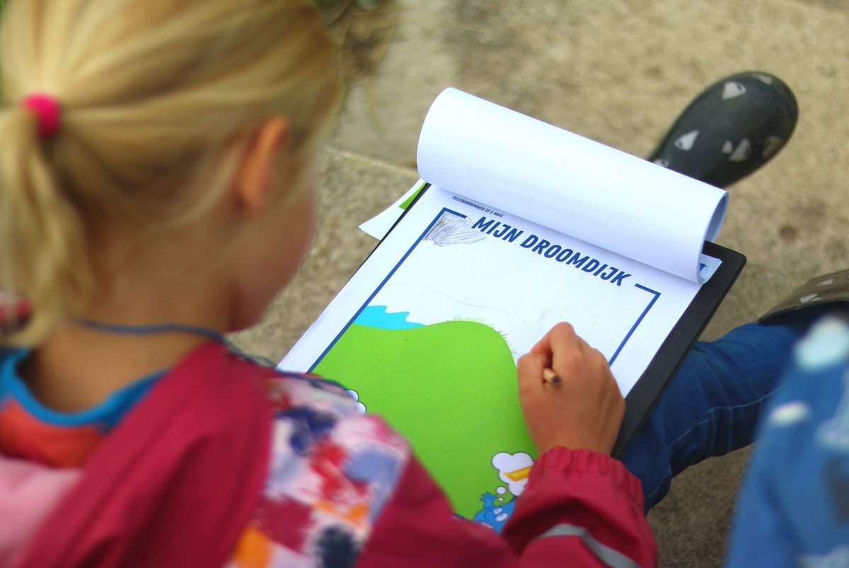 Een groep van ruim 20 kinderen speurden vanochtend langs de #Stadsdijken in #Zwolle. Waterschapsbestuurder Breun Breunissen trapte de speurtocht af door het eerste speurtasje uit te delen. Door allerlei leuke opdrachtjes te doen, leren de kinderen meer over dijken en water 🔍💦.