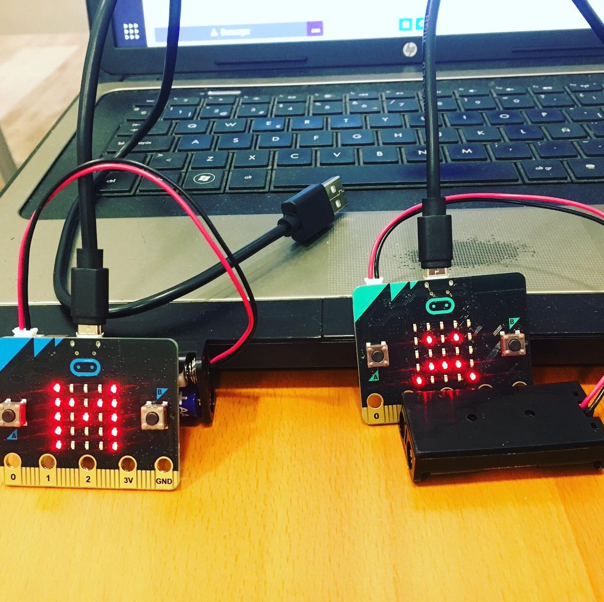 RobotSitges's tweet image. Ja hem començat el camí de #bitbotchallenge2020 i el nostre repte de crear un sistema de reg automàtic amb #microbit 
A les dues primeres classes ja hem après programació de sensors amb #makecode 
Seguim...