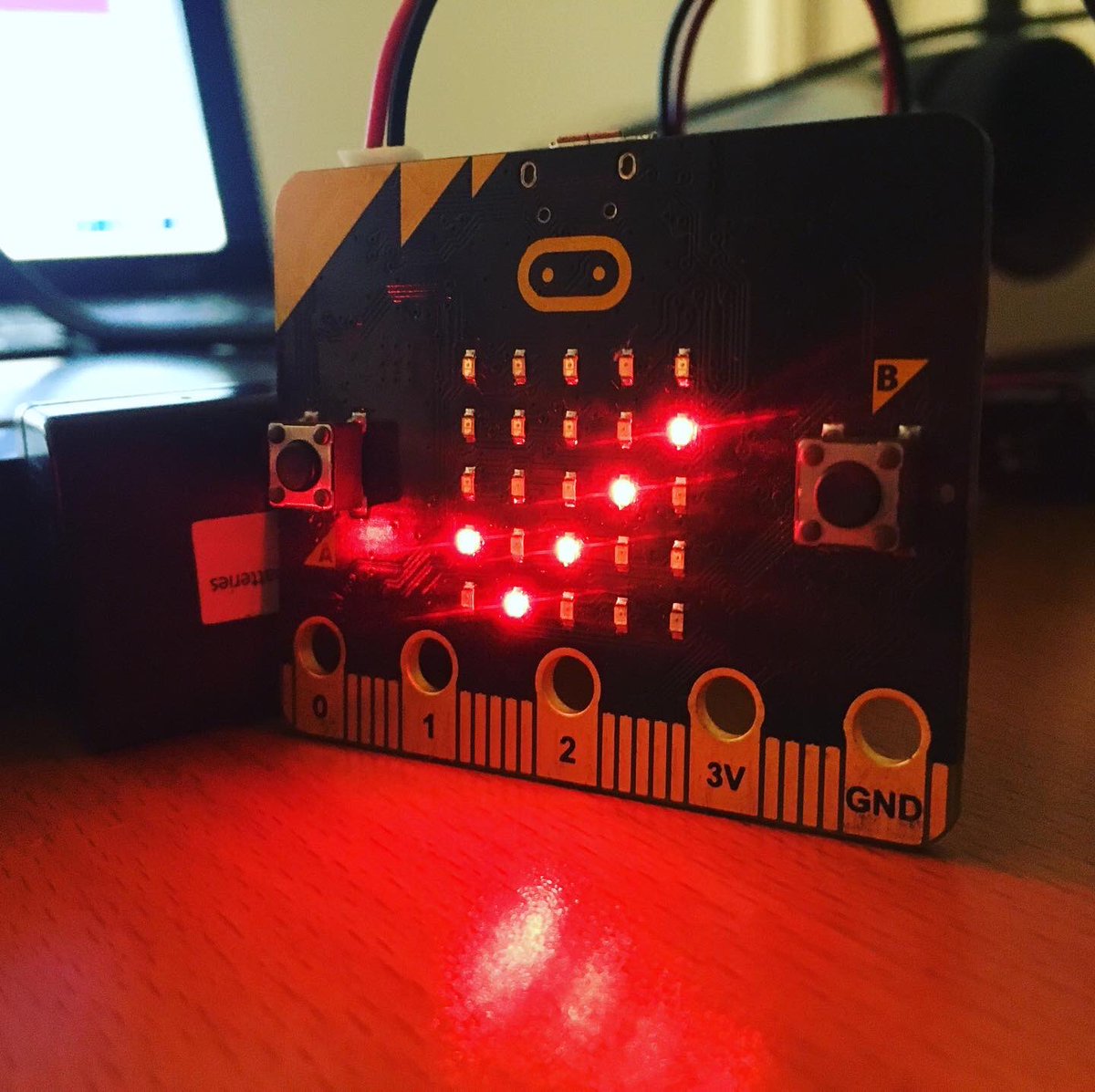 RobotSitges's tweet image. Ja hem començat el camí de #bitbotchallenge2020 i el nostre repte de crear un sistema de reg automàtic amb #microbit 
A les dues primeres classes ja hem après programació de sensors amb #makecode 
Seguim...