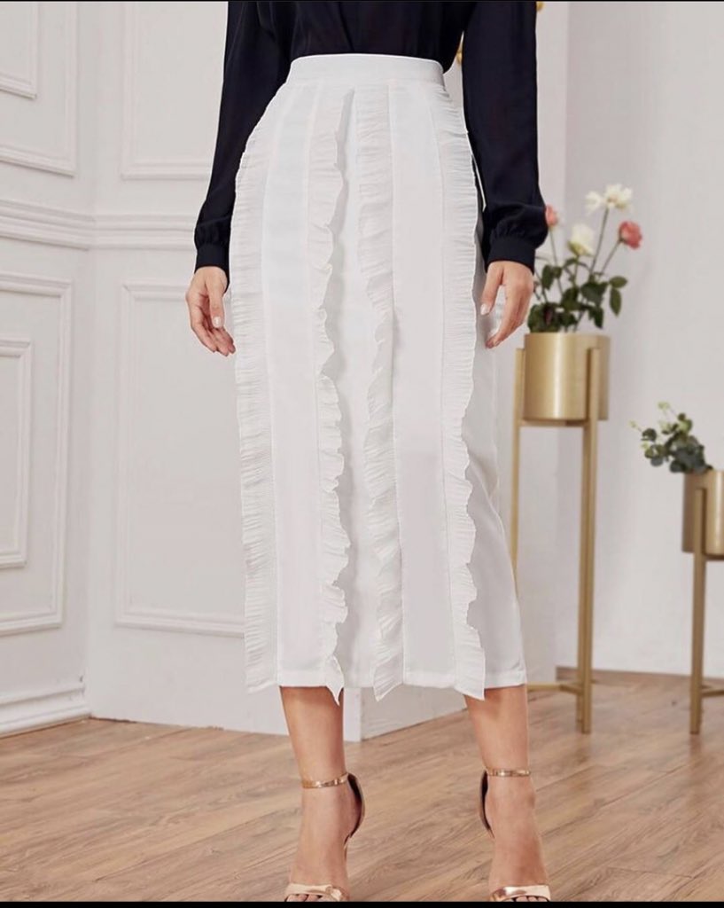 This white skirt speaks class! 💫 

We don’t do basic here ✌🏾 

Ruffle trim skirt 
Size : L / UK 14-16 / US 12
Price : 6,000
Color : White

Please Retweet 🙏🏾 our customers are on your TL☺️