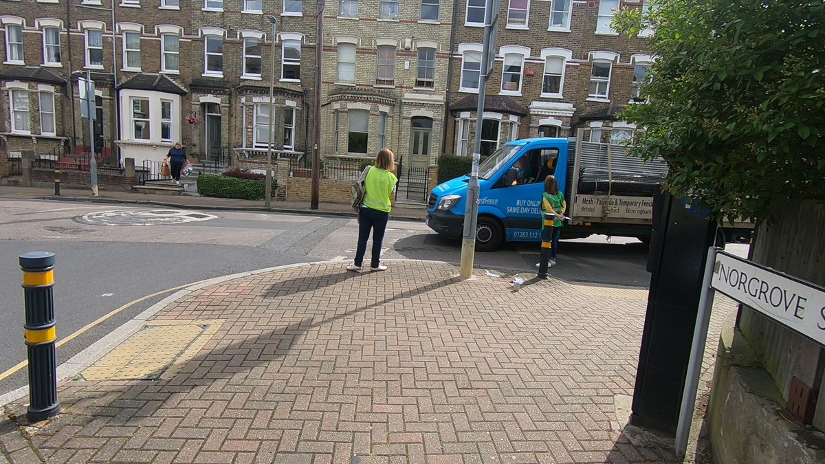 LittleNinjaUK's tweet photo. @GreenGreenwich @CleanAirLondon @kilnerevonnet @jksmith34 @SFotonium @comilla_s @mwt2008 @danfresca @steffisutters @Dont_be_idle @idlefreecal @GreeningPutney @helenafmckeown @helen_pic @kyne007 @Tinagrace16 @AirFairy04 @mrmikecowan @MayorofLondon @XRFamilies @XRLondon @vicswift @s_tooting @XRGuildford @Lambeth4Planet @johnecohound @PHE_uk @SadiqKhan @thetimes @bbchealth @LonGreenParty @PaulaLabour @GeorgeMonbiot @Geo_g @friends_earth @Bloomsburyair @journo_pen @LiveInHope13 @WHO @IARCWHO @mcdenyers @SpeakerShinjini @guardian @SaveOurLungsTW1 @XRebellionUK @CampaignNocado @willnorman @sustrans Hats off to parents of children at Chestnut Grove Academy and community volunteers who stopped traffic this morning to ask drivers if they would consider taking a slightly different route to help create space on #ChestnutGrove for #socialdistancing. 👏🏽👏🏽 @Jane9B9 @MaudGambier https://t.co/BOEP1dLvcm