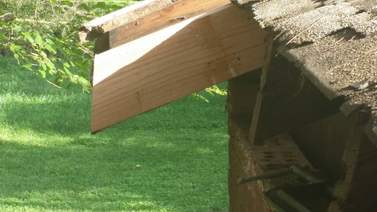 Finally getting to replacing the first section of eaves. Aparently this house has had 3 progressivly wider overhangs--no I am not extending them further.