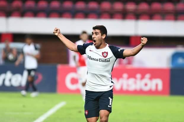 FabricioSmolar's tweet photo. Franco Moyano seguirá en Argentinos Juniors. 

Lo hará a préstamo hasta diciembre, con una obligación de compra de 350 mil dólares por el 80% de la ficha. En caso de que esto se concrete seguirá vinculado con el Bicho hasta diciembre del 2022.

#SanLorenzo https://t.co/HAV5w5rKFZ