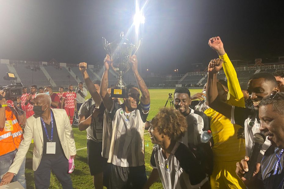 la1ere's tweet photo. #LaRéunion #football La Saint-Pierroise conserve le Trophée des champions. Victoire cet après-midi face à l'US Sainte-Marienne (2-1). Un succès auquel ont pu assister 1500 supporters 
➡️https://t.co/mFONRoVSJi https://t.co/XdUoMZhDEL
