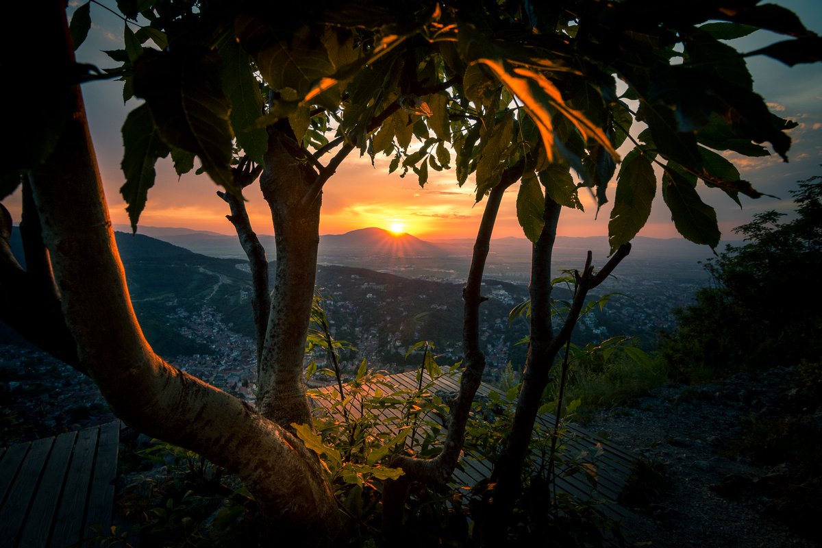 There's always a sunset outside that we should be sitting under The feeling cant be expressed in words😊 #TuesdayThoughts #photo #PhotosOfMyLife 🇷🇴