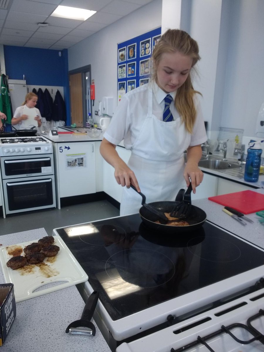 niepercareers's tweet photo. Well done to all the Y8 students who took part in the Burger Bonanza Challenge! Today has shown many potential chefs and package designers😀 #Careers #enterprise @nieperacademy https://t.co/7dzDcowtH7