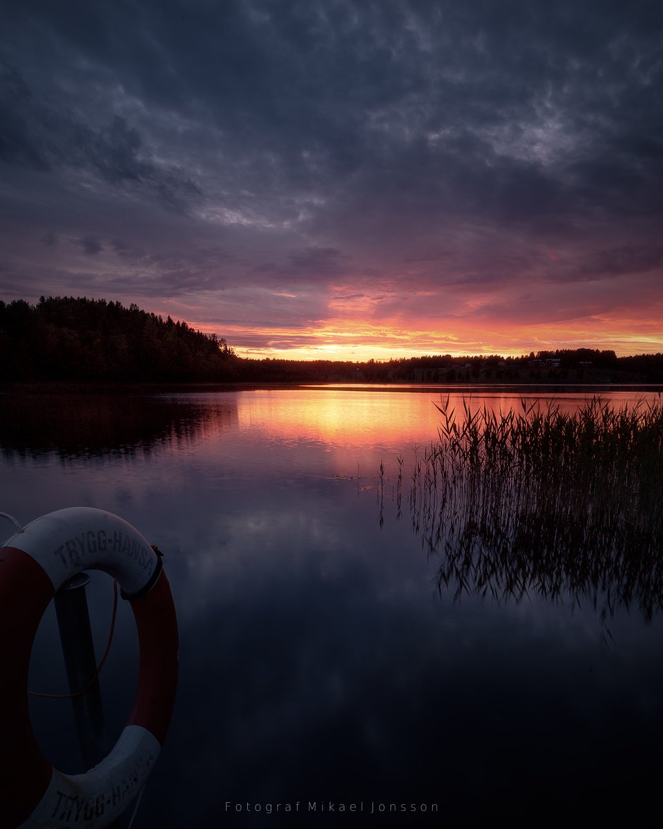 fotografmikaelj's tweet photo. Stybbersmarkssjön.

#högakusten #highcoast #sunset #sweden #darksunset https://t.co/aN9vmtYf6g