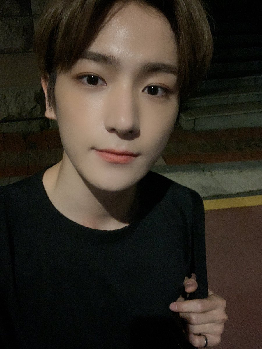 WE_THE_BOYZ's tweet photo. [현재] 영훈이의 급습 ㅋㅋ 더비 굿나잇🌕 https://t.co/RKuDKlLpJs