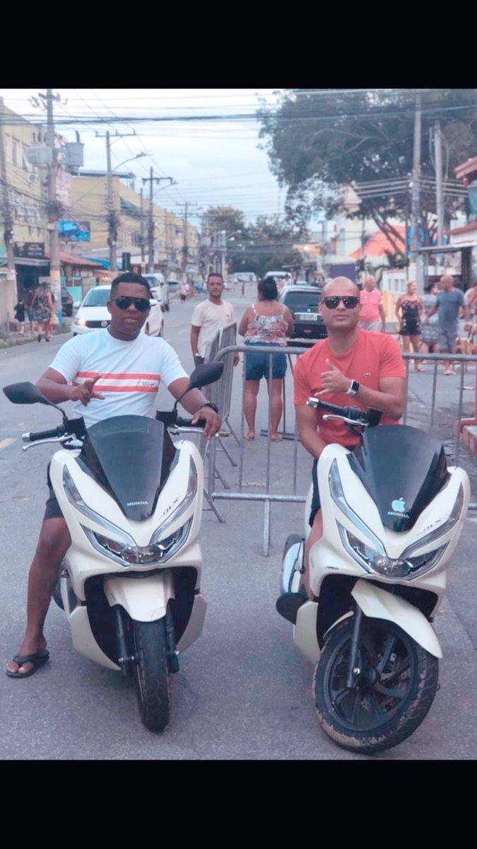 titto_elvis's tweet photo. Hoje é aniversário desse cara.
Meu amigo, meu irmão!
És merecedor de toda benção desse mundo. Que papai do céu venha sempre olhar pro você, te abençoar grandemente.
Feliz aniversário Pretinho! 
#TudoComEleHoje 🍻🥃💰
@thallesrj20 https://t.co/RV1VCAGmXR