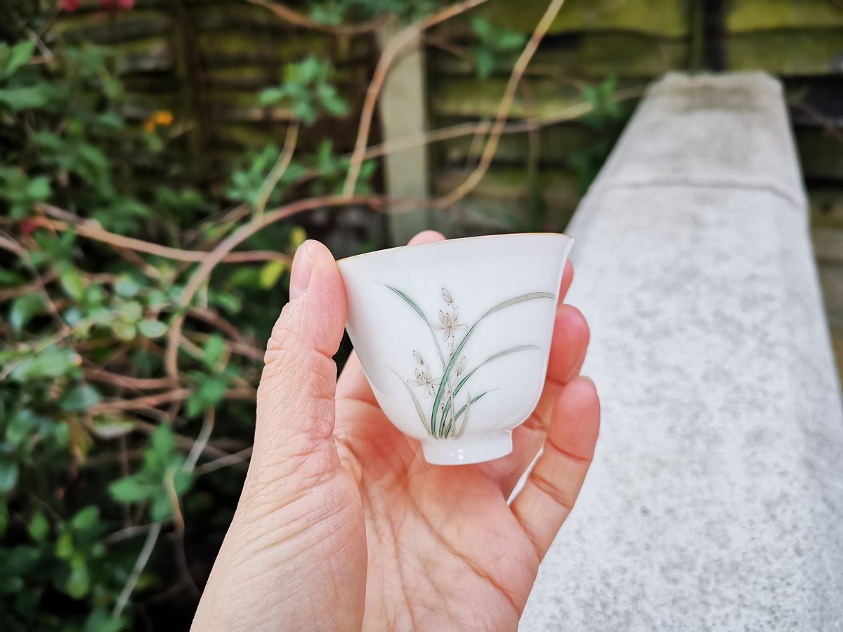 TheChineseTeaCo's tweet photo. ExquisiteJingdezhen porcelain tea cup beautifully hand made with high quality porcelain and glaze, which give its smooth feel. The colour is white which is perfect to show the true colour of any tea liquor. The cup is hand painted with lily flowers. https://t.co/Sh77h8V8z9