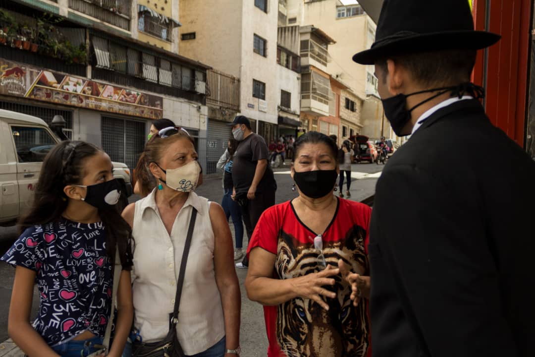 A través de esta interpretación de José Gregorio Hernández, el arte se convierte en una acción social para la reflexión y la activación colectiva #PrevenciónEnVida 

<a href="/NicolasMaduro/">Nicolás Maduro</a> <a href="/VillegasPoljak/">Ernesto Villegas Poljak</a>