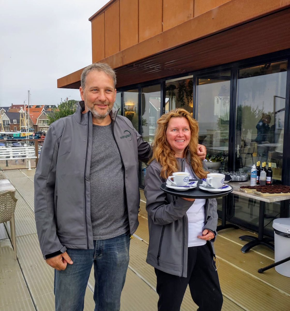 De strandkiosk aan de Staverskade is geopend! De gemeente Urk wenst de familie Hoefnagel veel succes met de exploitatie. Vanaf morgen, 15 juli, is iedereen welkom in de strandkiosk.