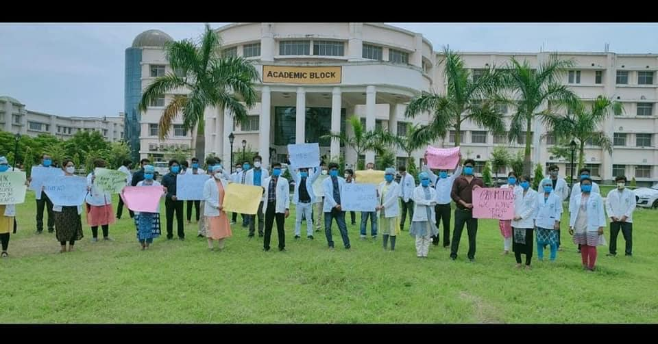 drasmalhi's tweet photo. #Justice @myogioffice #WeDemandstipendincrement
#Interns of #MRAMC Ambedkar Nagar UP are also giving their 100% in war a/g #Covid_19.
They are #not going home &amp; working 12-14 hrs in hosp's.
But they are getting #less stipend that's why we raised our voice. #One_Nation_One_Stipend https://t.co/4uRUpJkS0a
