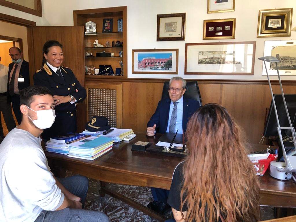 Agente_Lisa's tweet photo. Oggi ho conosciuto una ragazza, una vera guerriera della vita, che grazie alla Polizia di Stato ha coronato il sogno di vedere il dietro le quinte “degli investigatori”. L’ho accompagnata a visitare l’area operativa del Viminale, una complessa macchina.. https://t.co/Ft0qBk2nWb https://t.co/h1riwoDX5x