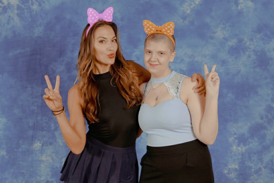 theyellowsvn's tweet photo. Two years ago today I was lucky enough to meet one of the kindest woman on this earth. This meeting meant so much to me and her words helped me get through a lot. She is a light in my life and I'm so grateful for her.
I love you Queen @tasyateles 💛✨ https://t.co/HLil2XxPjS