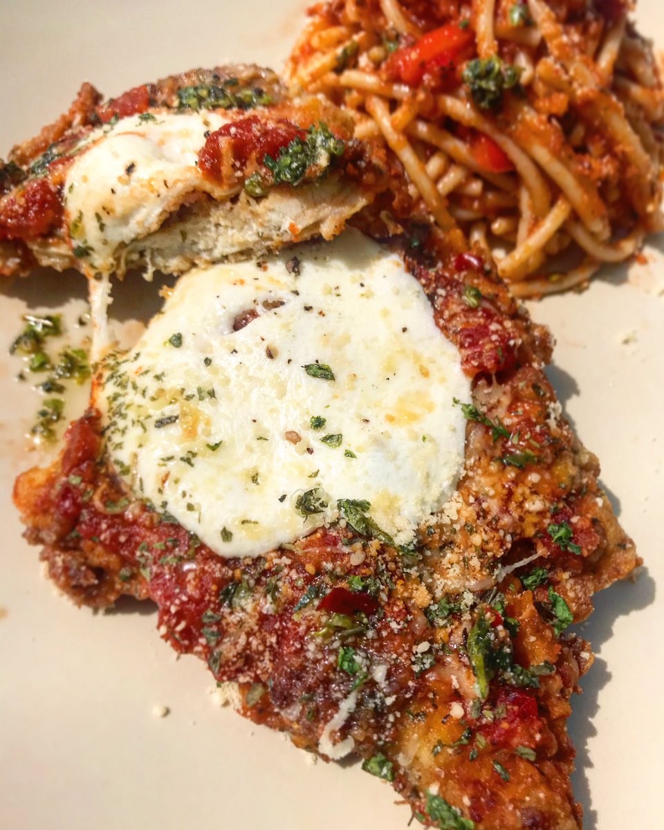 Melo_AS's tweet photo. Making Chicken Parmesan grate again 🧀🍝🤭
#Melovas #WellSeasoned #4Cheese #ChickenParm with #Homemade #Marinara and #Fresh #Basil https://t.co/5YIKyYV7Vn