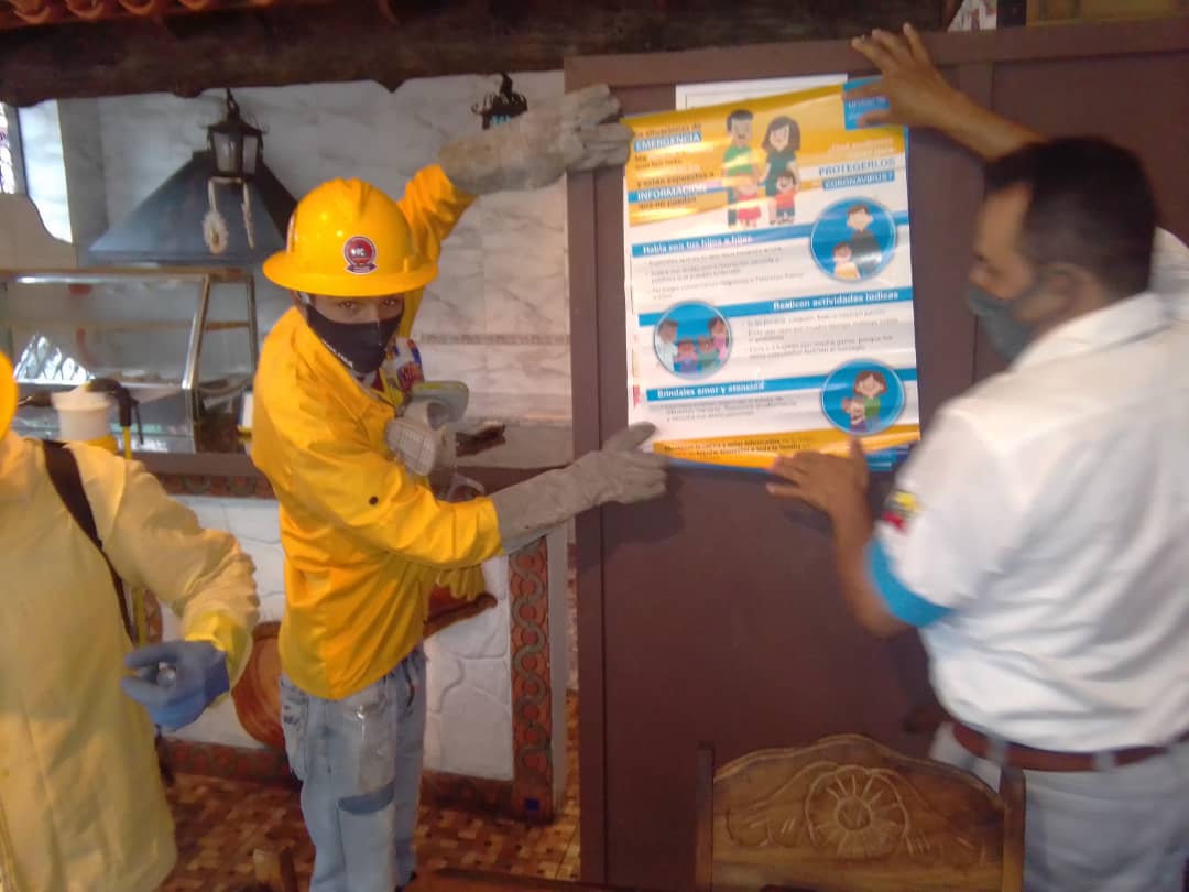 prefectostach's tweet photo. La #PrefecturadeUribante con el apoyo de @PCivilTachira realizó visitas a los comerciantes informándoles en la prevención del Covid-19 @laidygomezf @GobiernoTachira @dirpoliticatach #UnidosPodemos #tachiradetrabajodiario #PrefectosContigo #tachiranoticias https://t.co/Ups4yEpv7C