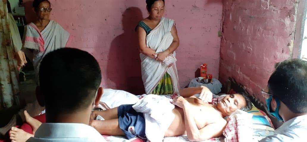 lurinjtgogoi's tweet photo. Met Sjt. Ajit Swargiari and his family in their residence in Duliajan, Bhadoi Pasali. He had bravely faced extreme atrocities during the #AssamAgitation and is an inspiration to us all. Wished him a speedy recovery and also interacted with his family members. https://t.co/ufNH4OZ4G7