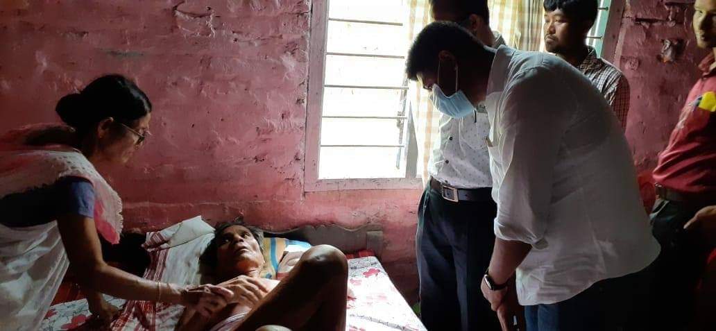 lurinjtgogoi's tweet photo. Met Sjt. Ajit Swargiari and his family in their residence in Duliajan, Bhadoi Pasali. He had bravely faced extreme atrocities during the #AssamAgitation and is an inspiration to us all. Wished him a speedy recovery and also interacted with his family members. https://t.co/ufNH4OZ4G7