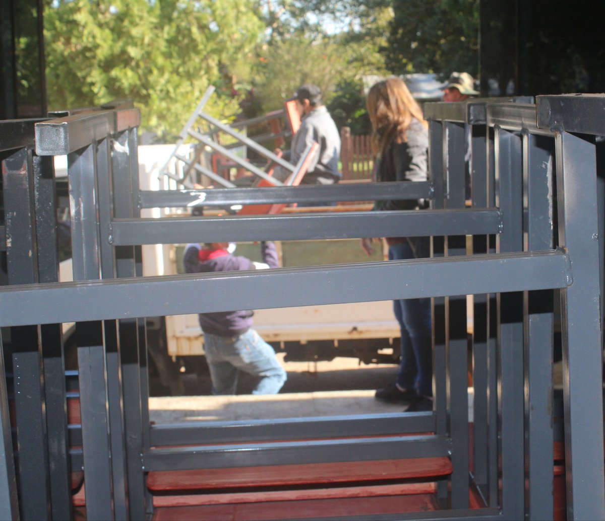 Mientras que los niños están trabajando desde sus casas, nosotros vamos equipando las instituciones educativas, para que cuando retornen puedan encontrar un lugar confortable. 

Hoy hemos entregado 50 mobiliarios a la Esc. Bás. 2.267 Sagrada Familia de San Pedro de Ycuamandyyú.