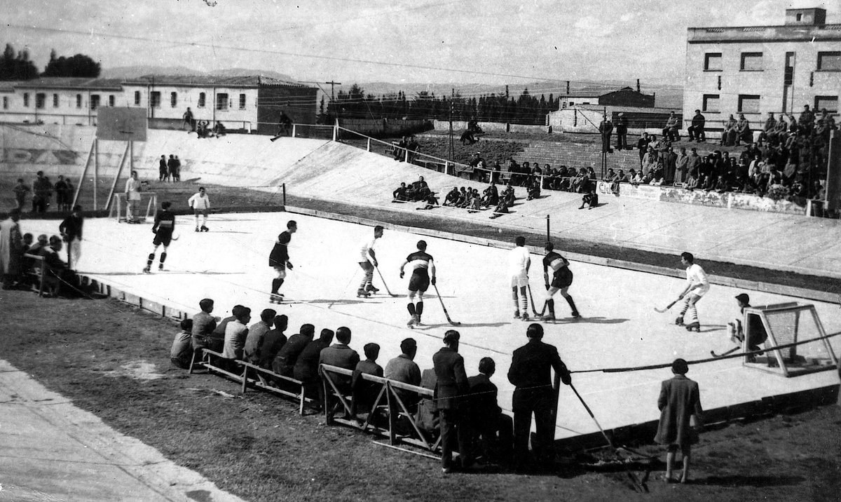 vilafrancabans's tweet photo. No només s'hi practicava el ciclisme en pista, sinó que també el velòdrom acollia partits d'hoquei, tennis, basquetbol o ballades de sardanes, entre d'altres https://t.co/ixRAsTp5VN