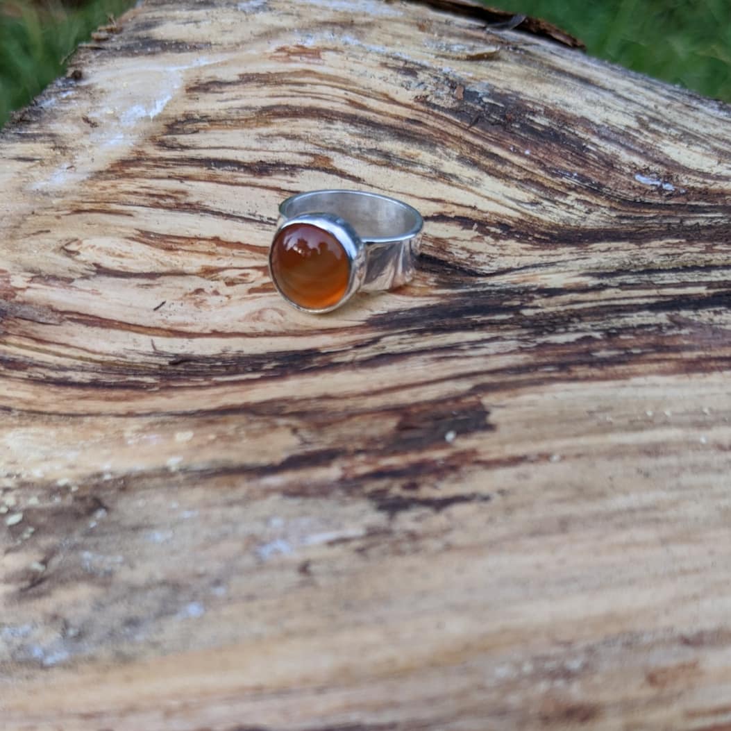 smashing_metals's tweet photo. A beautiful Carnelian gemstone, sterling silver ring with full hallmark 925. Available in our shop along with a wide range of jewelry for all tastes to choose from. We also make commission pieces, just drop us an email at smashingmetals@hotmail.com #handmadejewellery #giftideas https://t.co/EJ0OBAiNsA