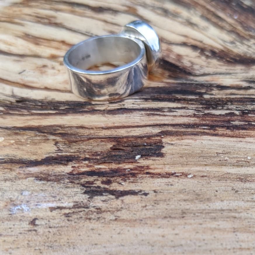 smashing_metals's tweet photo. A beautiful Carnelian gemstone, sterling silver ring with full hallmark 925. Available in our shop along with a wide range of jewelry for all tastes to choose from. We also make commission pieces, just drop us an email at smashingmetals@hotmail.com #handmadejewellery #giftideas https://t.co/EJ0OBAiNsA