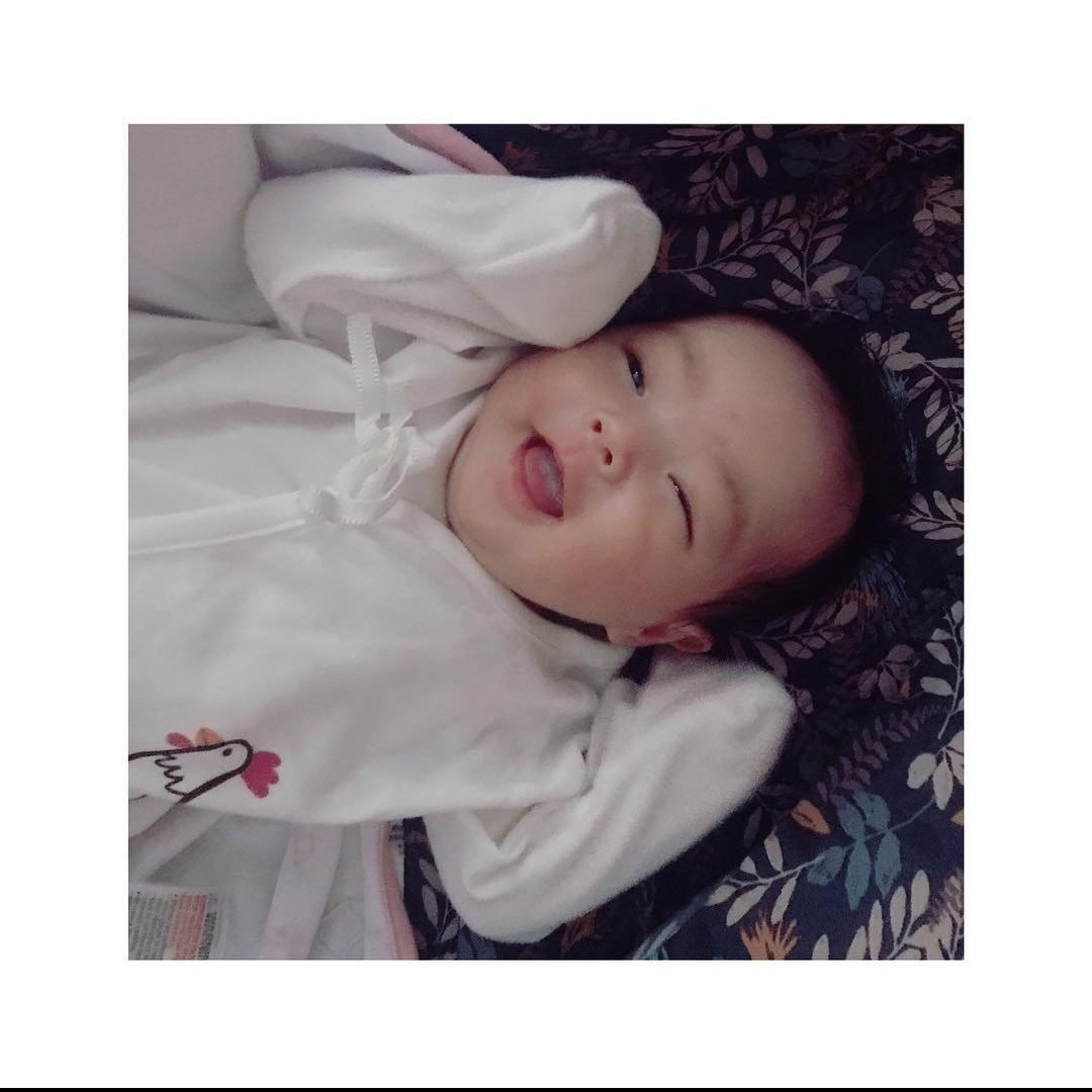 J30NJUNGK0oK's tweet image. O amorzinho da vida do papai Nono é do papai lele... Acordou toda sorridente e toda lindinha... Vê se não é o nenem mais lindo do mundo? {@J30NJUNGK0oK} {@02WNHS}