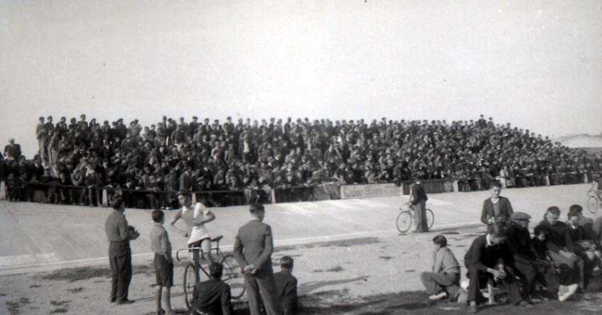 vilafrancabans's tweet photo. S'inaugura al 1935 i estava ubicat entre els carrers de Tossa de Mar i de Montblanc. Tenia una capacitat per a 1500 espectadors/es (amb llotges) i unes mides de 171 metres de llargada i 5,5 metres d'ample https://t.co/62rB9wR3nL