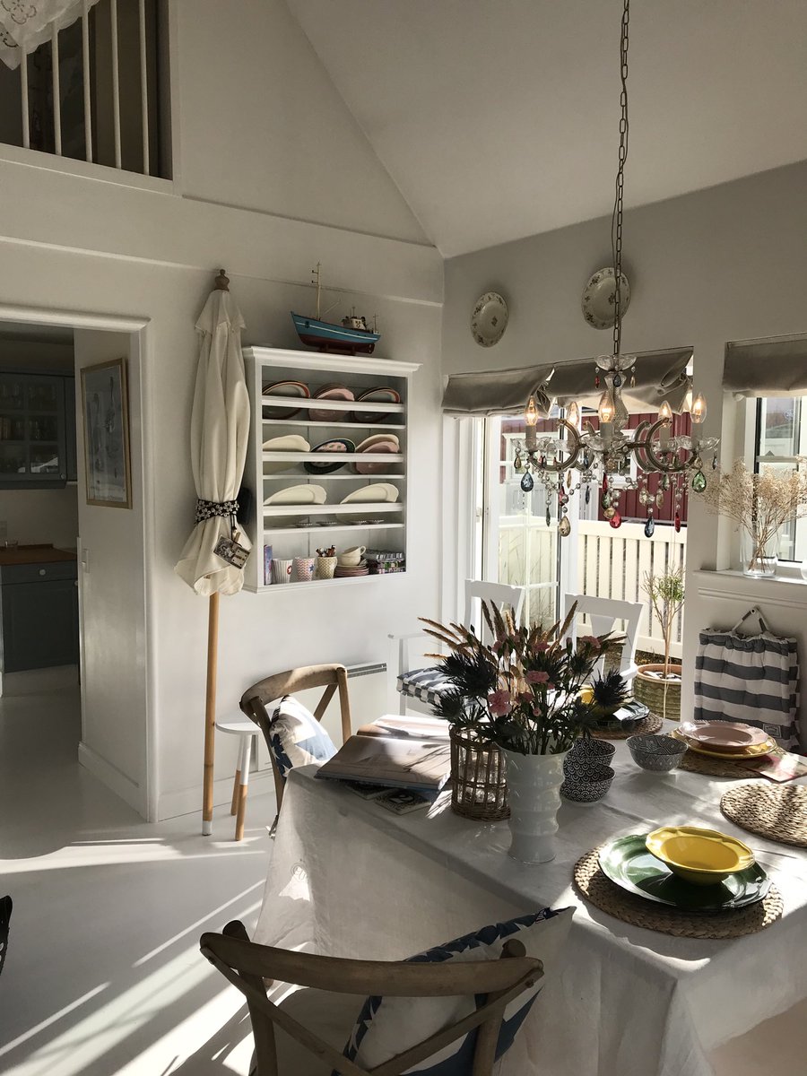 RathsachVon's tweet photo. Solstriber og skygger på mit #hvide #gulv er ægte #hvidmaledeGulve som giver mere liv end de ferniserede. Her er #InteriorDesign by #RRindretning til det kystnære miljø https://t.co/5N8V6pHR8W